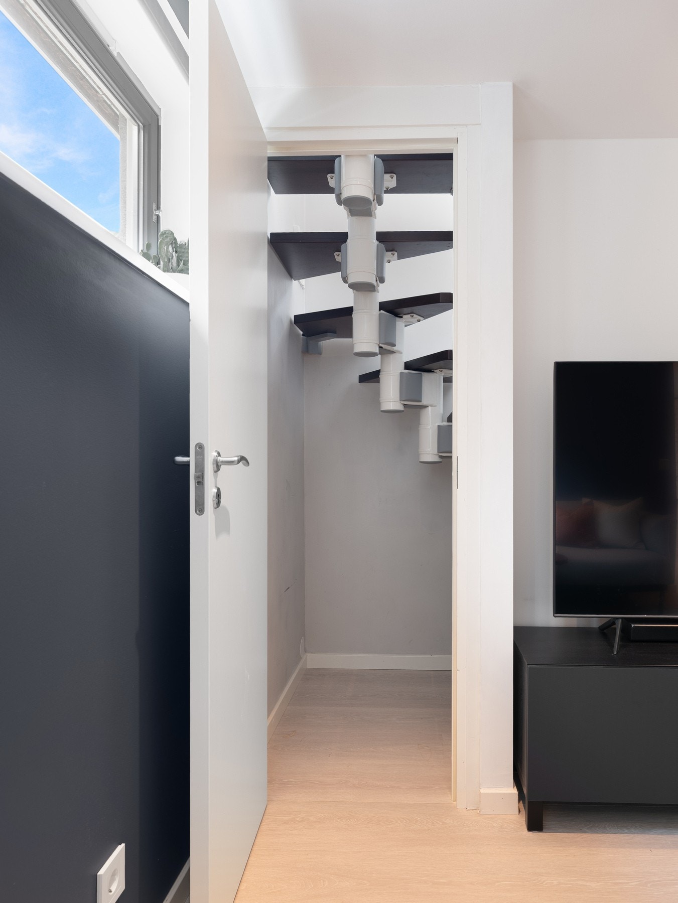 Praktisk oppbevaring under trapp Galleribilde