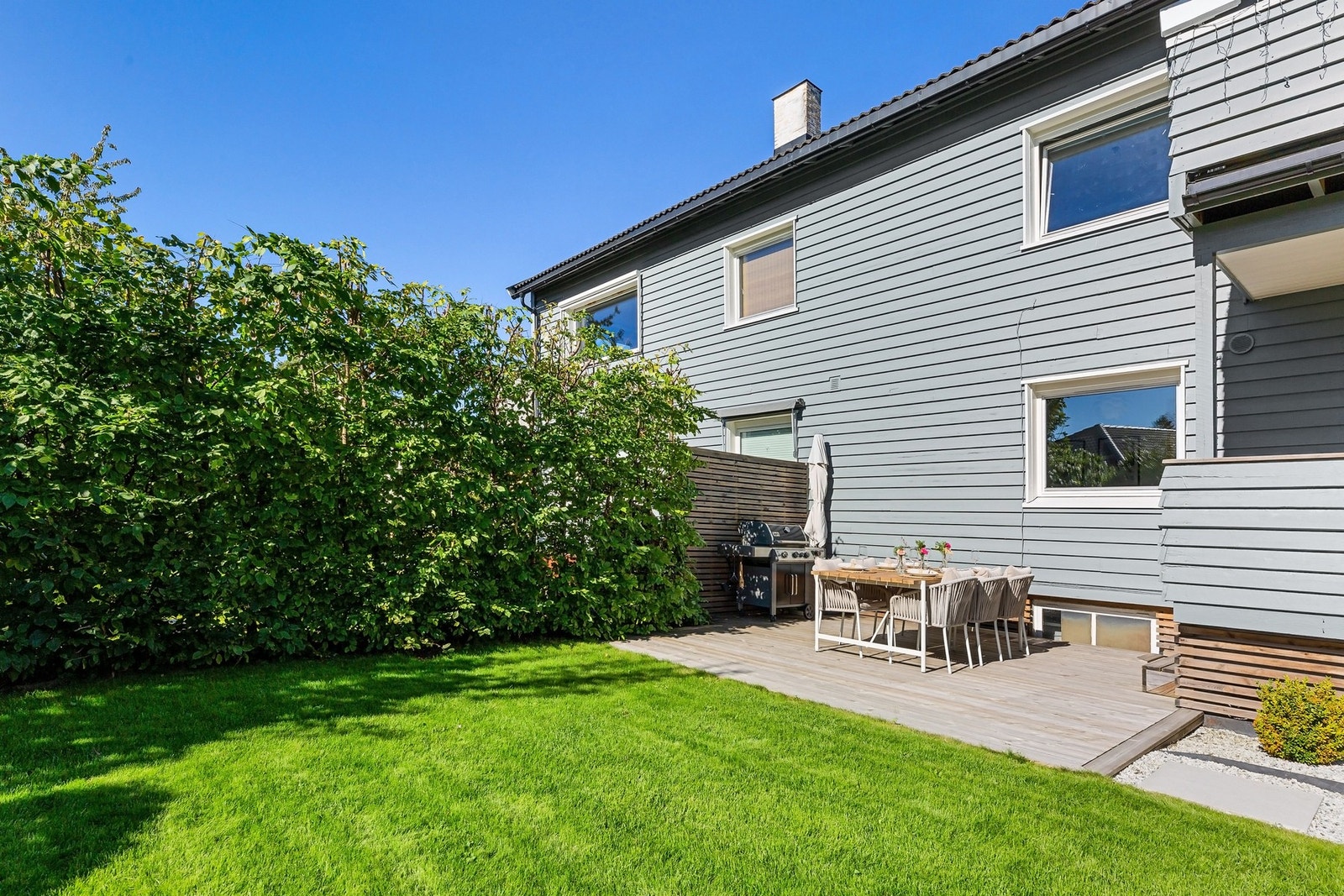 Eiendommen har en svært sentral beliggenhet i en rolig og barnevennlig villavei på Nordstrand. Enkel hverdag med kort gangavstand til bl.a. Sæter, Nordseter og Niffen Galleribilde