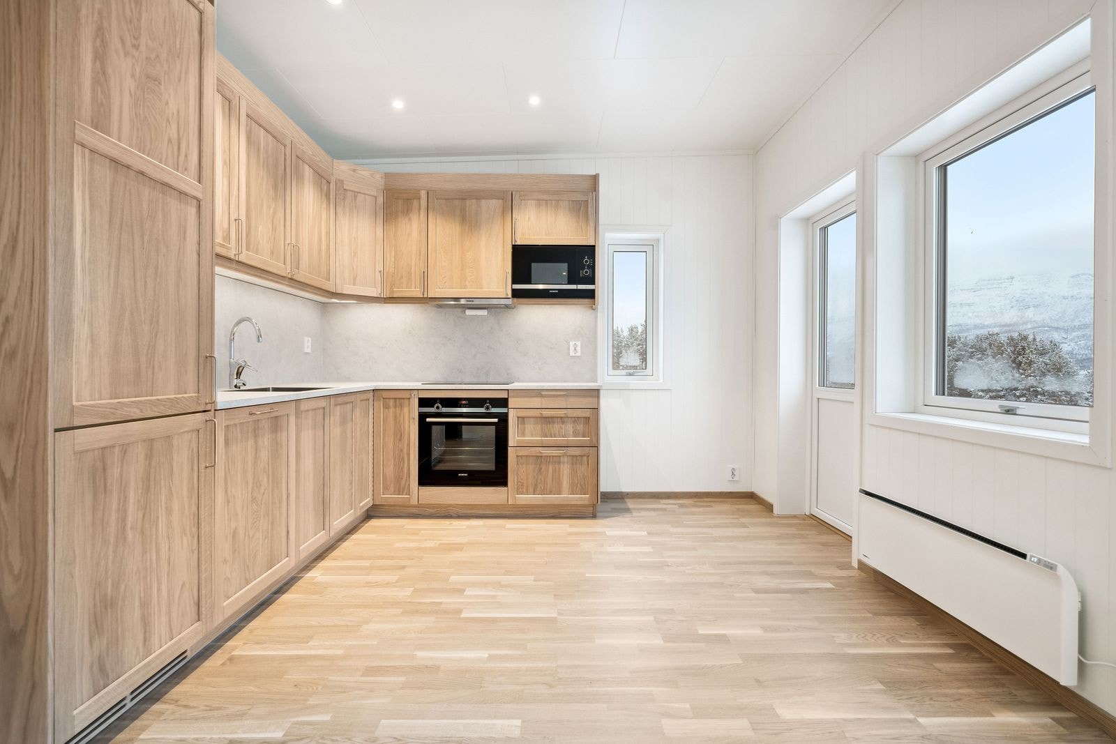 Kjøkken med alle hvitevarer integrert Galleribilde