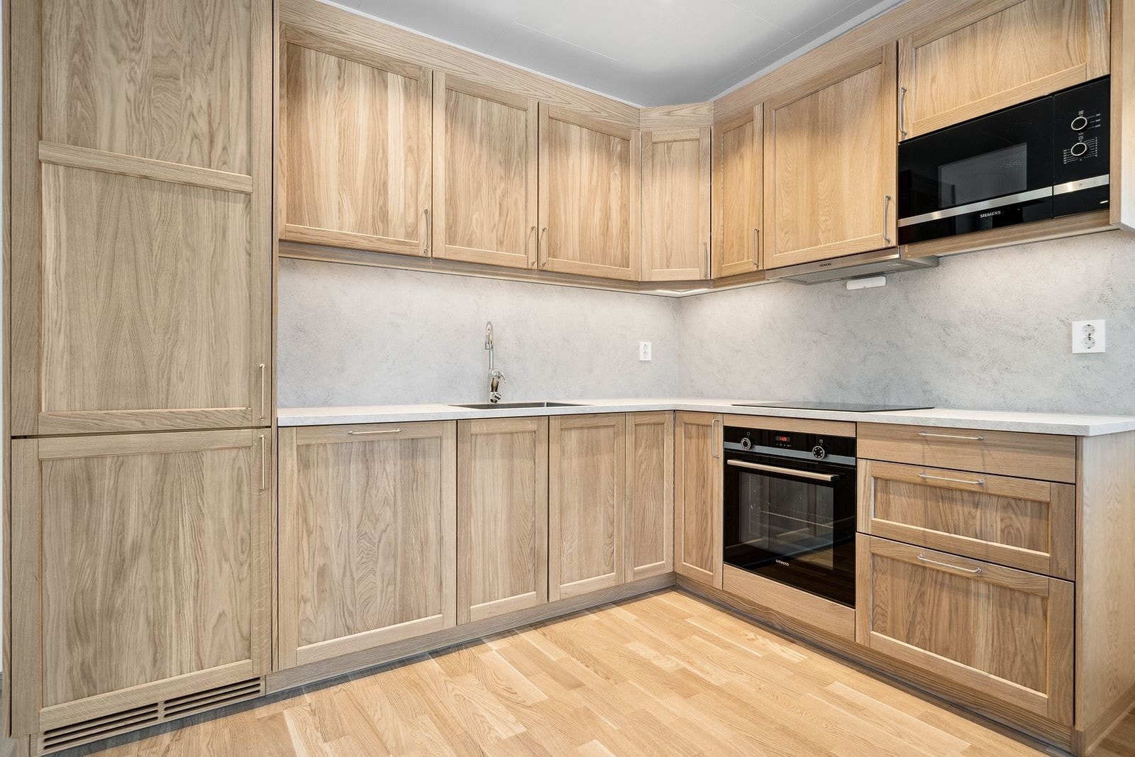 Kjøkken med god skap og benkeplass Galleribilde