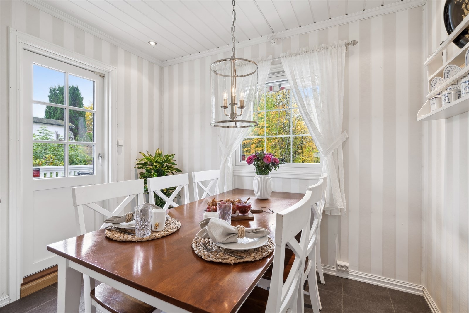 Det er videre utgang til terrasse via terrassedør fra kjøkkenet. Galleribilde