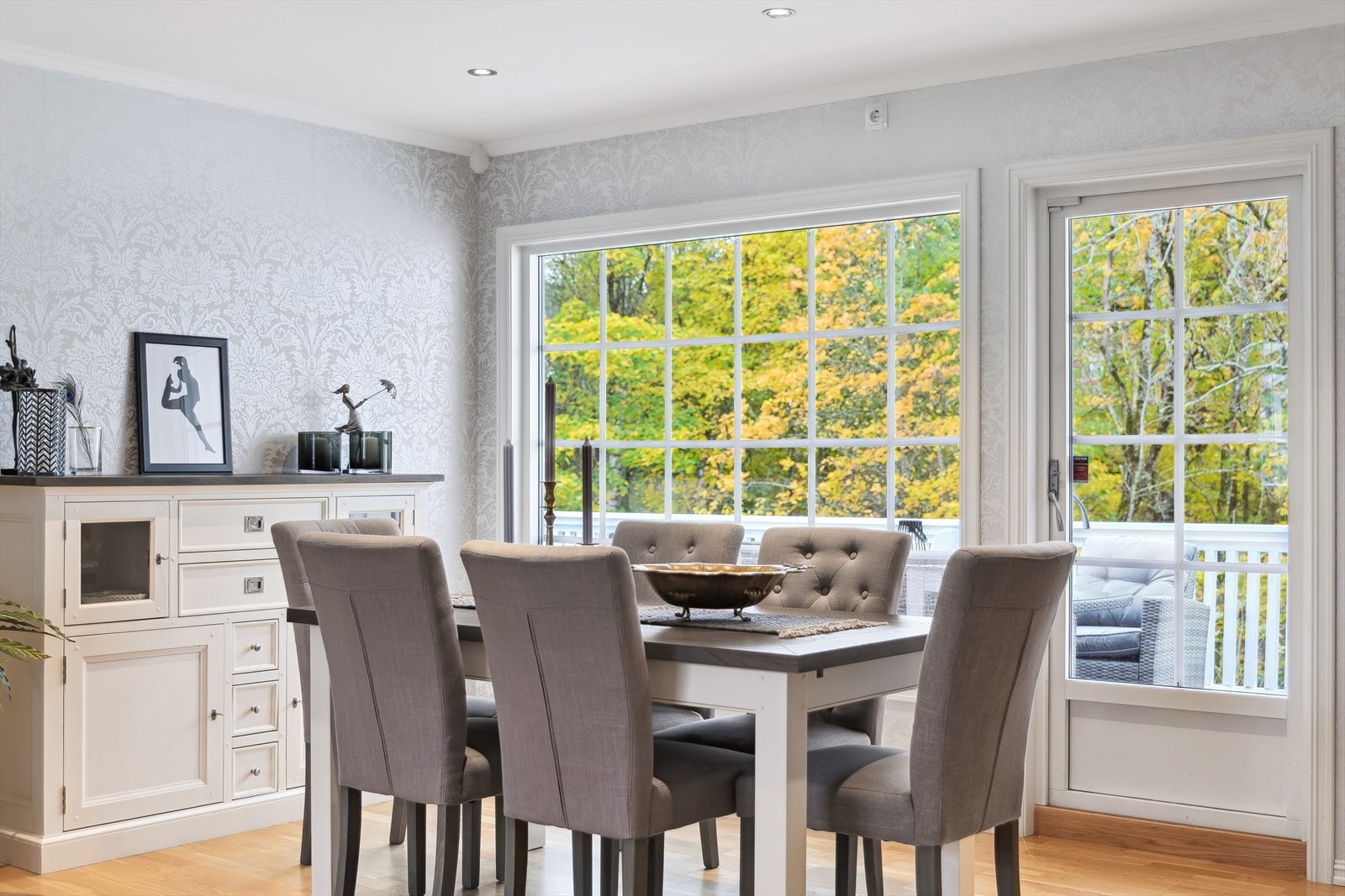 Velkommen til bords! Rommet har flere store vinduer som slipper inn godt med dagslys, og er gjennomført i lyse farger som gir et meget innbydende inntrykk. Galleribilde