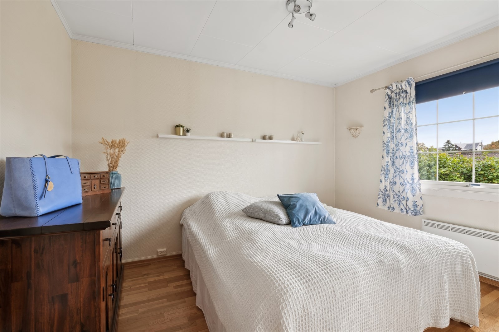 Rommene er gjennomført i behagelige farger på vegger, tak og gulv og byr på god anledning for innredning med dobbeltseng med tilhørende nattbord og ønskede garderobeløsninger. Galleribilde