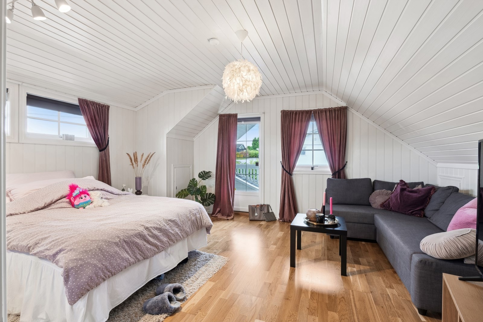 Det er god plass til seng med tilhørende nattbord og ønskede garderobeløsninger. Galleribilde