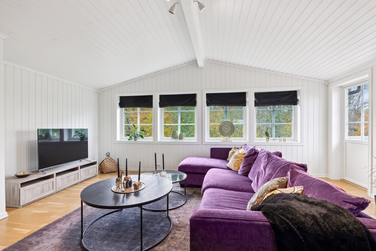 Stuen har en luftig og fin takhøyde og montert varmepumpe for en effektiv og god oppvarming av rommet. Galleribilde