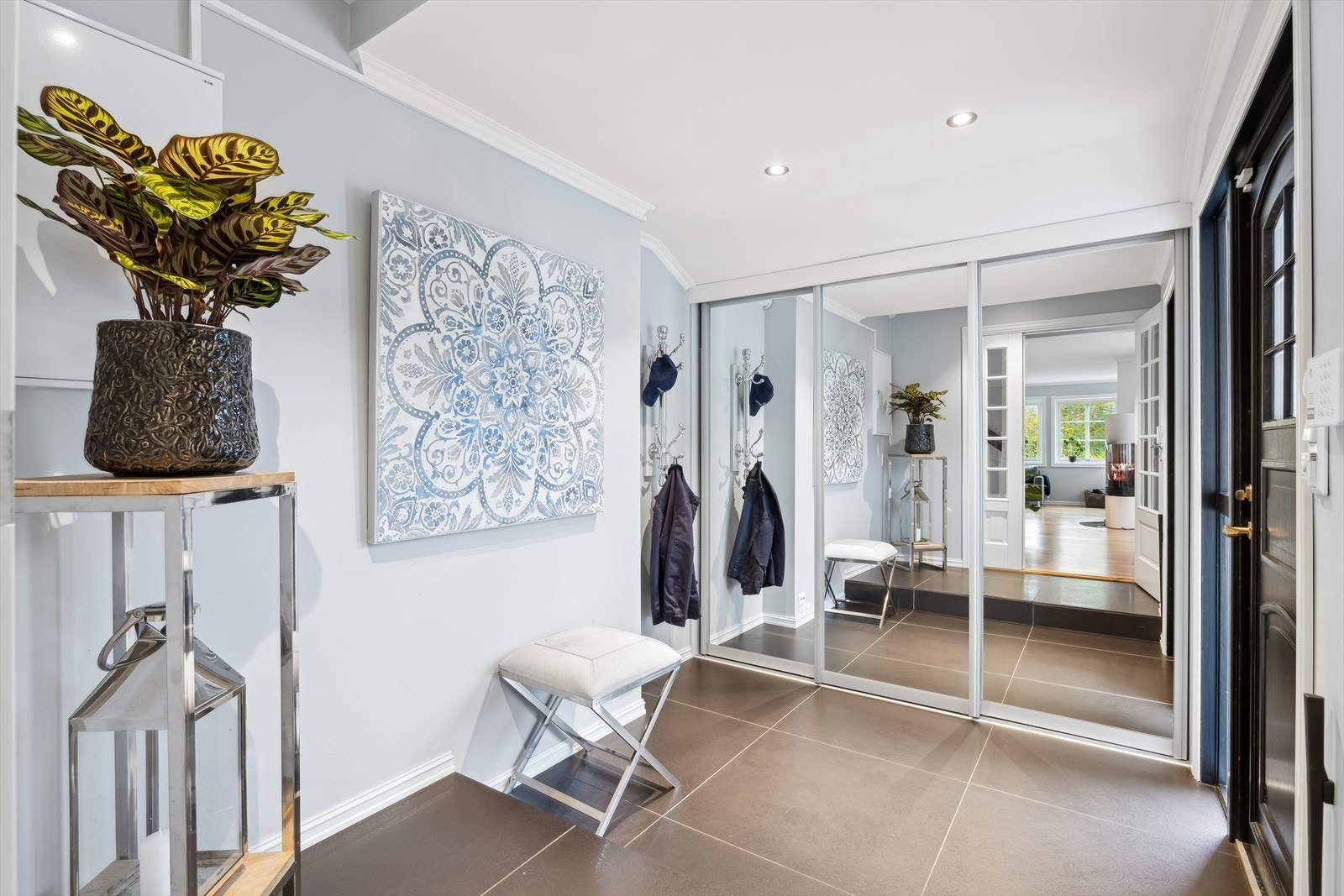 Vel innenfor inngangsdøren møtes man av en stor og hyggelig hall med god plass til å henge av seg ytterklær og sette fra seg sko. Det er montert en stor og praktisk skyvedørsgarerobe med speilfront for god oppbevaringsplass. Galleribilde