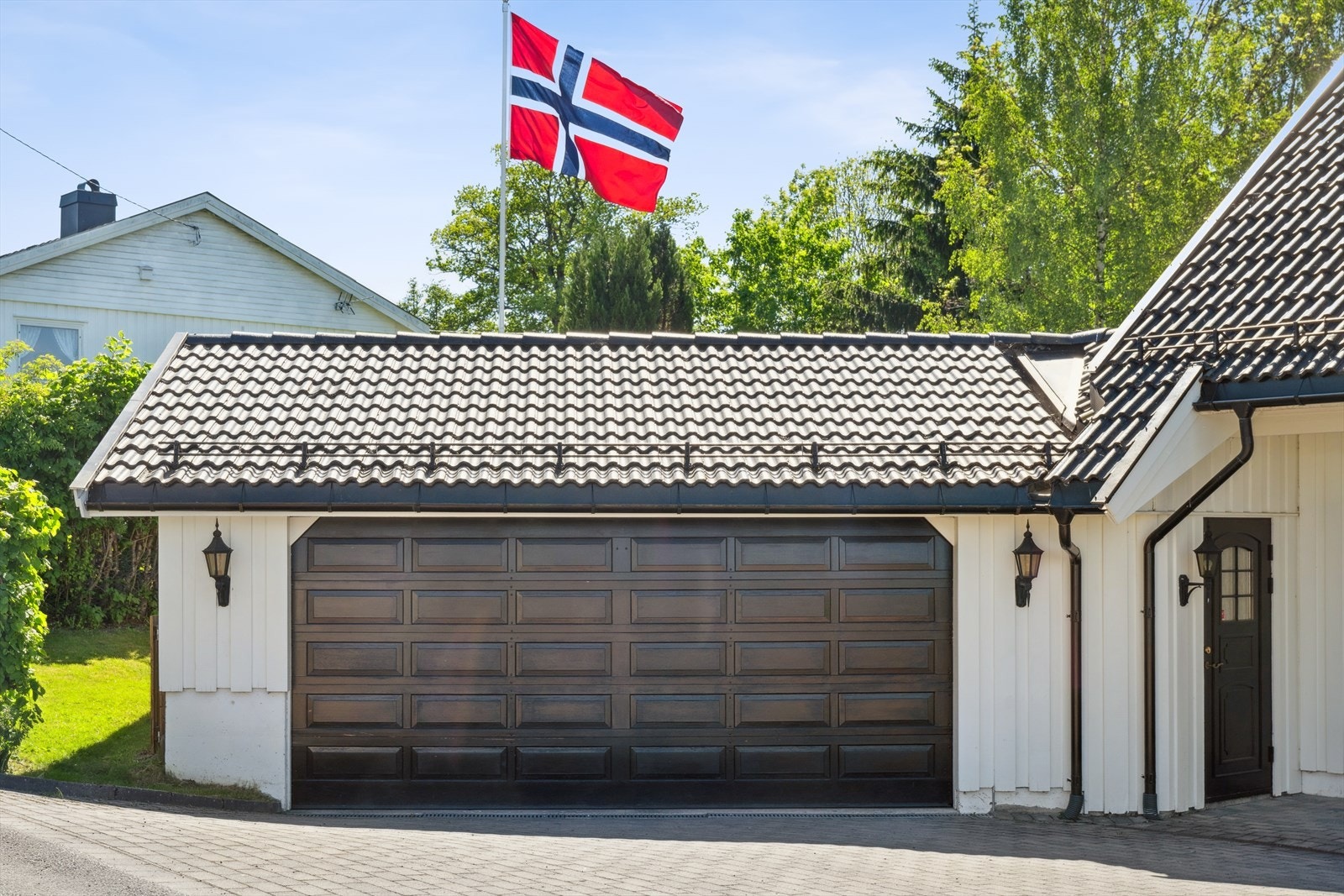 Stor dobbelgarasje med god plass til parkering. Galleribilde