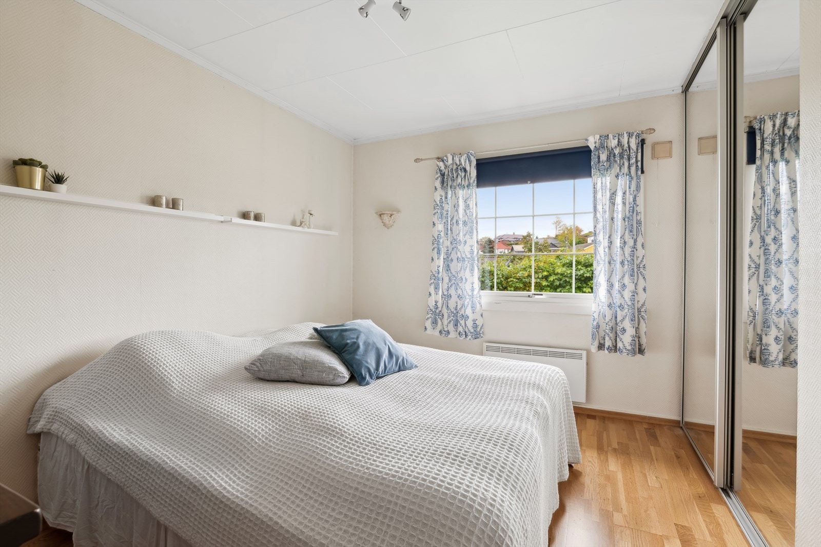 I boligens 1. etasje er det 2 store og luftig soverom. Galleribilde