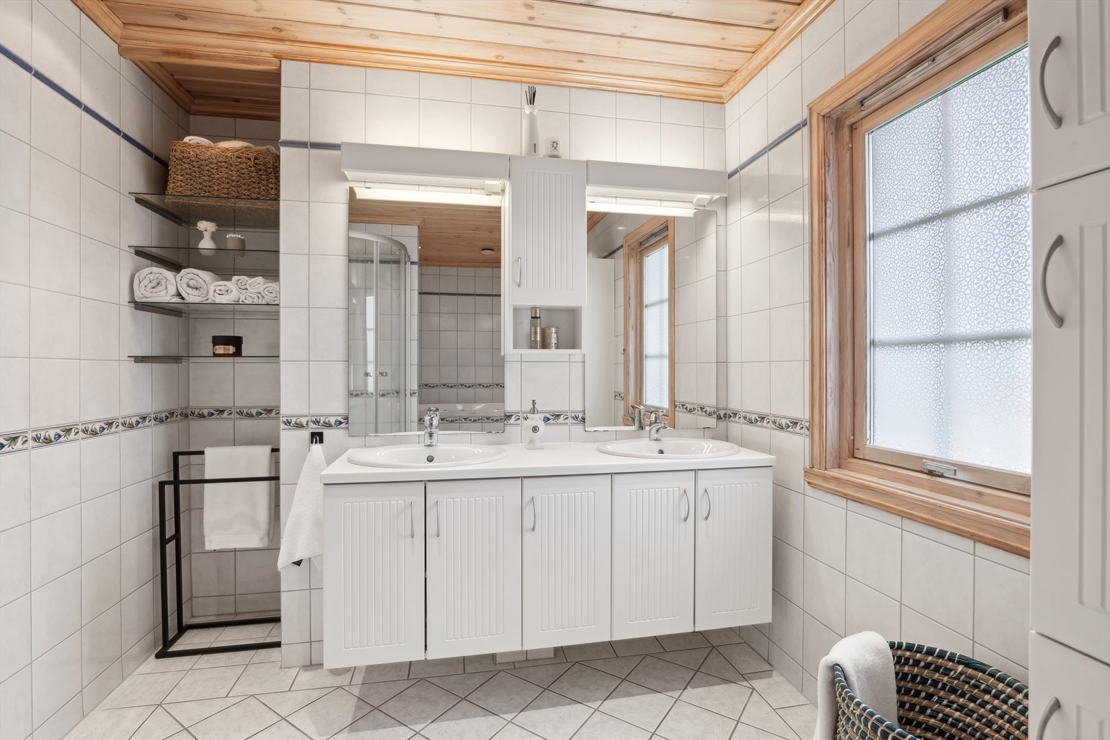 Badet har en gjennomgående utførelse og gjennomtenkte løsninger for hele familien. Her får en spafølelse i hverdagen! Galleribilde