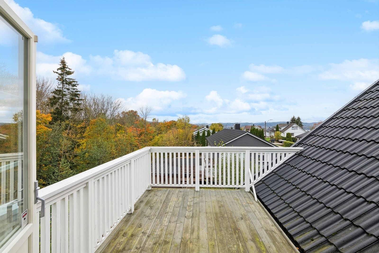 Fra loftstuen er det direkte utgang til en romslig balkong som byr på flott utsikt og god plass for innredning med ønsket møblement. Galleribilde