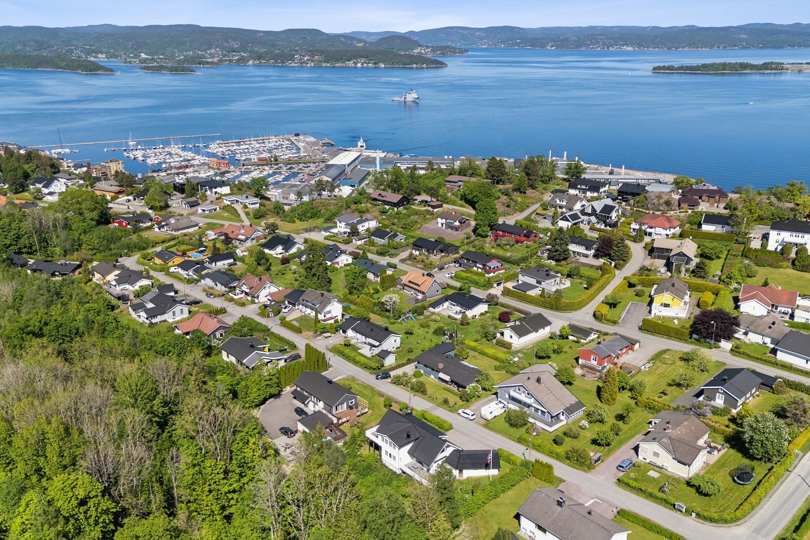 Fløykroken er et ettertraktet område med fine solforhold og kort vei til det meste man skulle ha behov for i hverdagen. Galleribilde