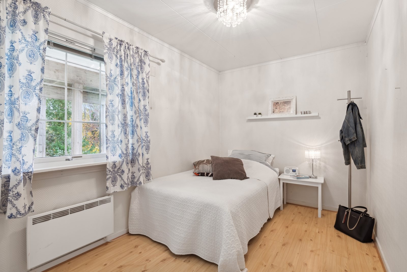 Rommene er allsidige og kan benyttes som f.eks barnerom, gjesterom, walk-in closet, bibliotek, lofstue eller kontor. På bakgrunn av soverommene sin størrelse åpner det for mange muligheter for innredning etter ønsket formål. Galleribilde