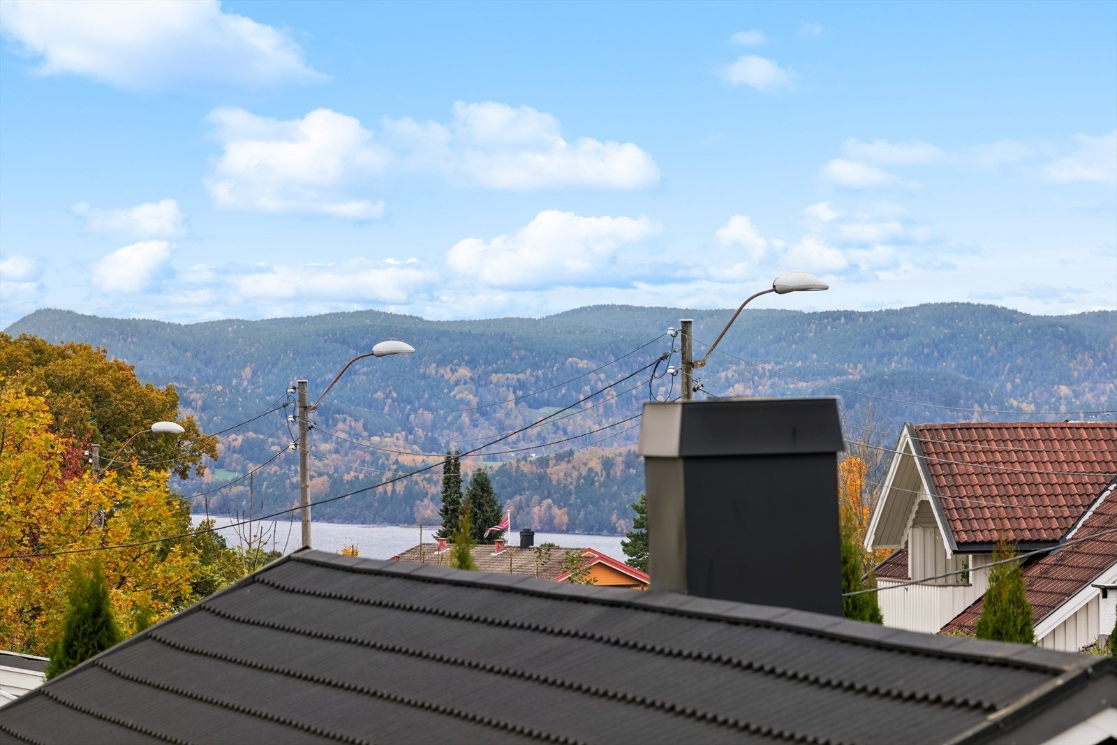 Flott utsikt fra balkongen hvor en kan skimte fjorden. Galleribilde