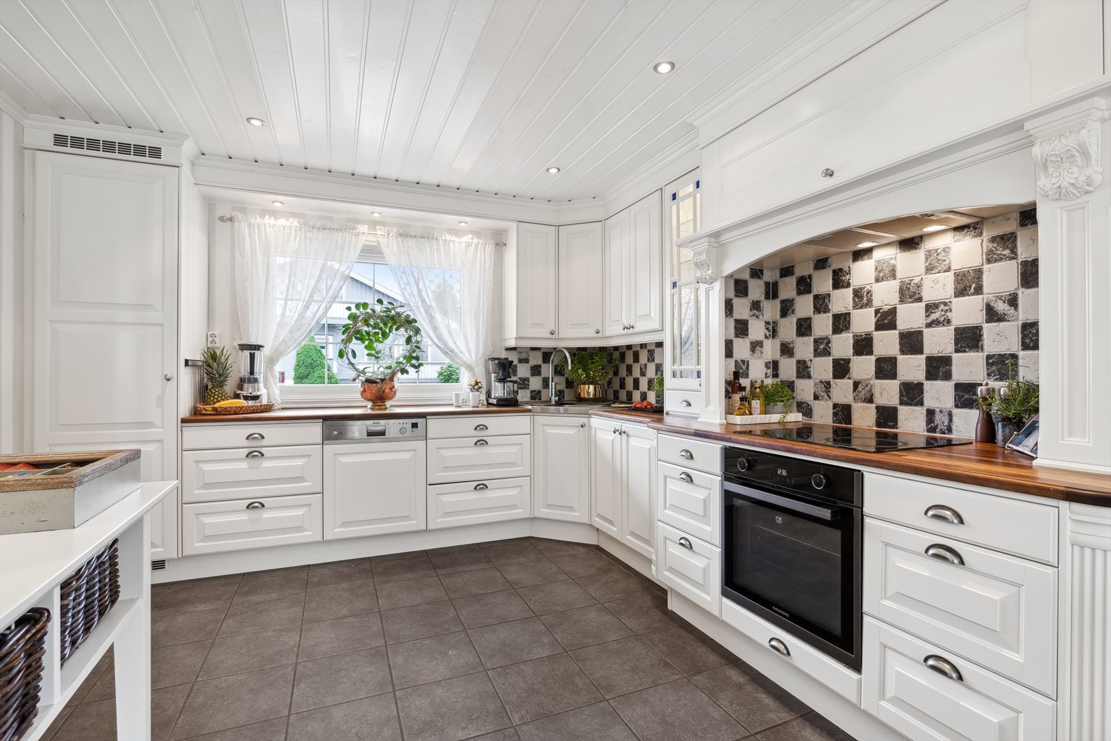 Det er gjennomtenkt plassering og utforming av innredningen med hensyn til optimal utnyttelse av rommet, som gir svært gode arbeidsforhold. Galleribilde