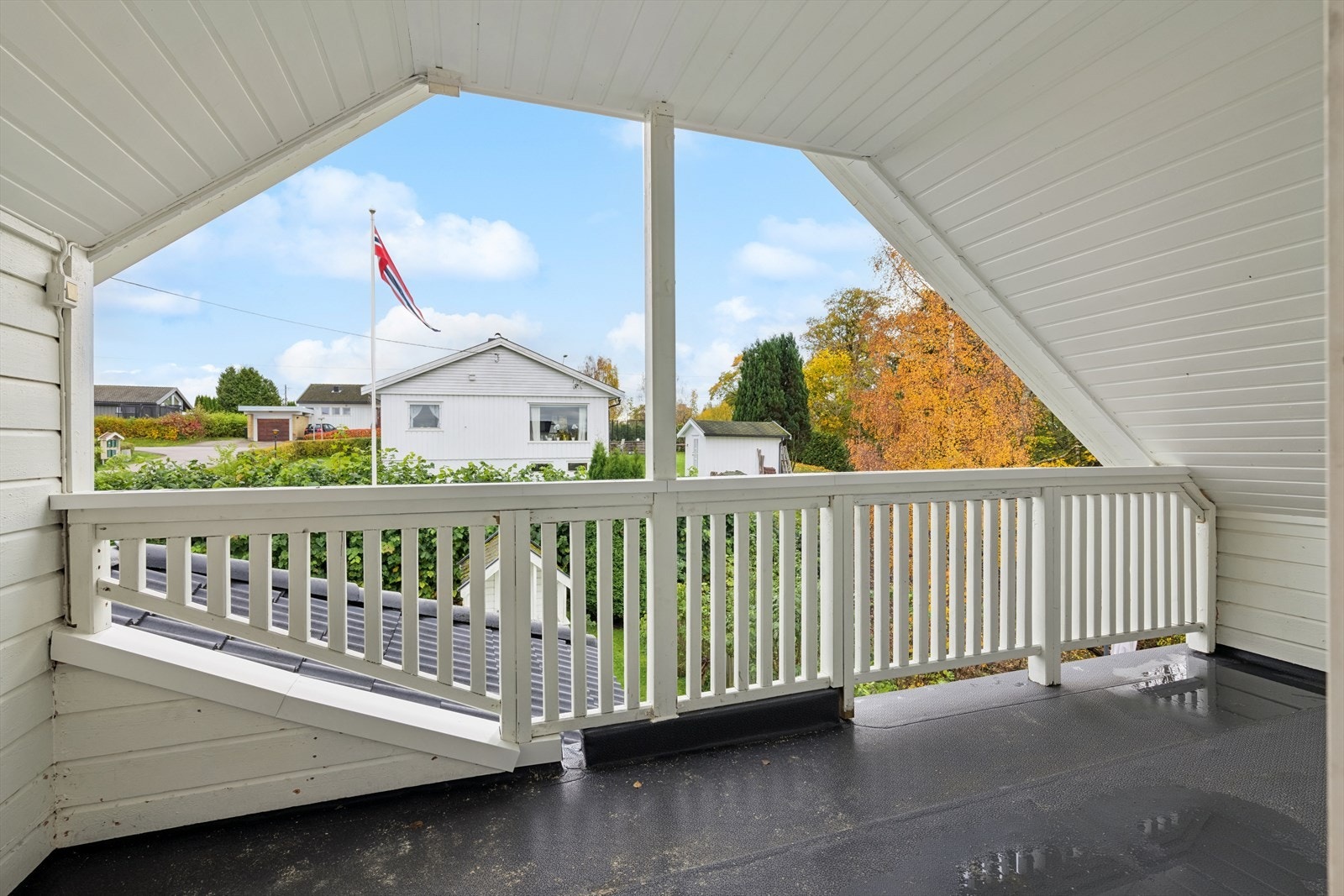Fra soverommet er det utgang til egen overbygget balkong, perfekt som frokostbalkong hvor morgensolen kan nytes. Galleribilde