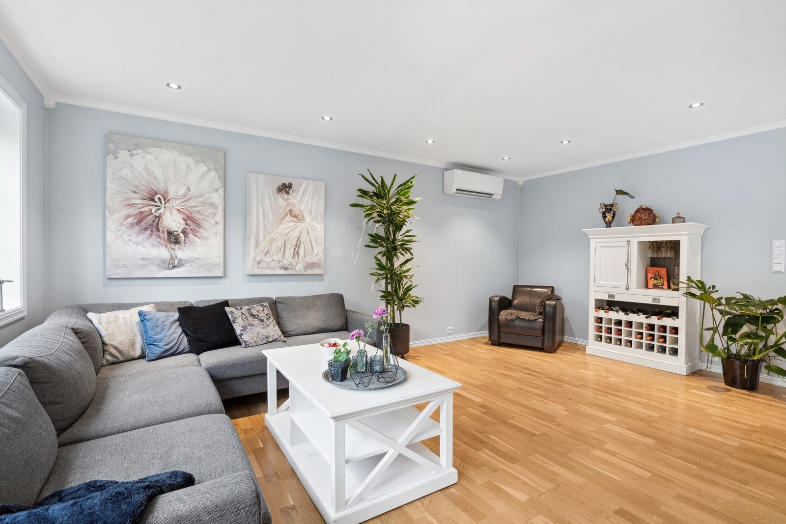 Det montert varmepumpe som er en sikker og god oppvarmingskilde i rommet. Galleribilde