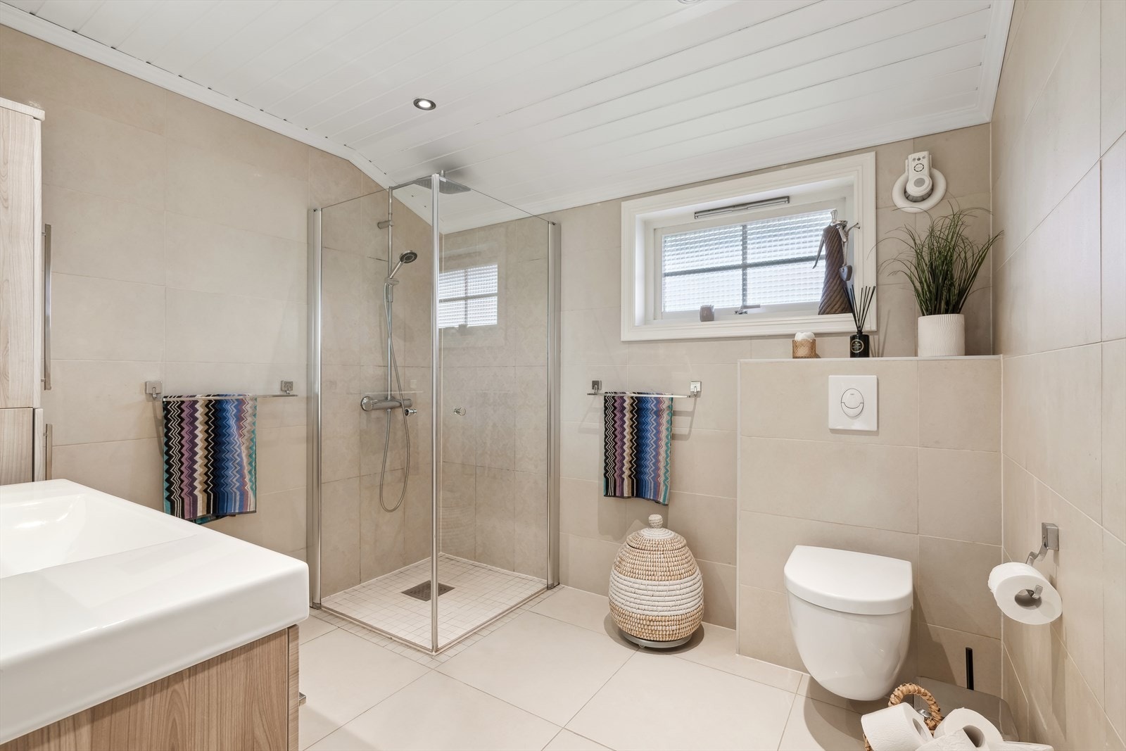 Badet i andre etasje ble renovert i 2014 og har fin og tidløs utførelse med flislagt gulv og vegger. Det er pene 60x60 fliser på gulvet som gir rommet en sømløs utførelse. Galleribilde