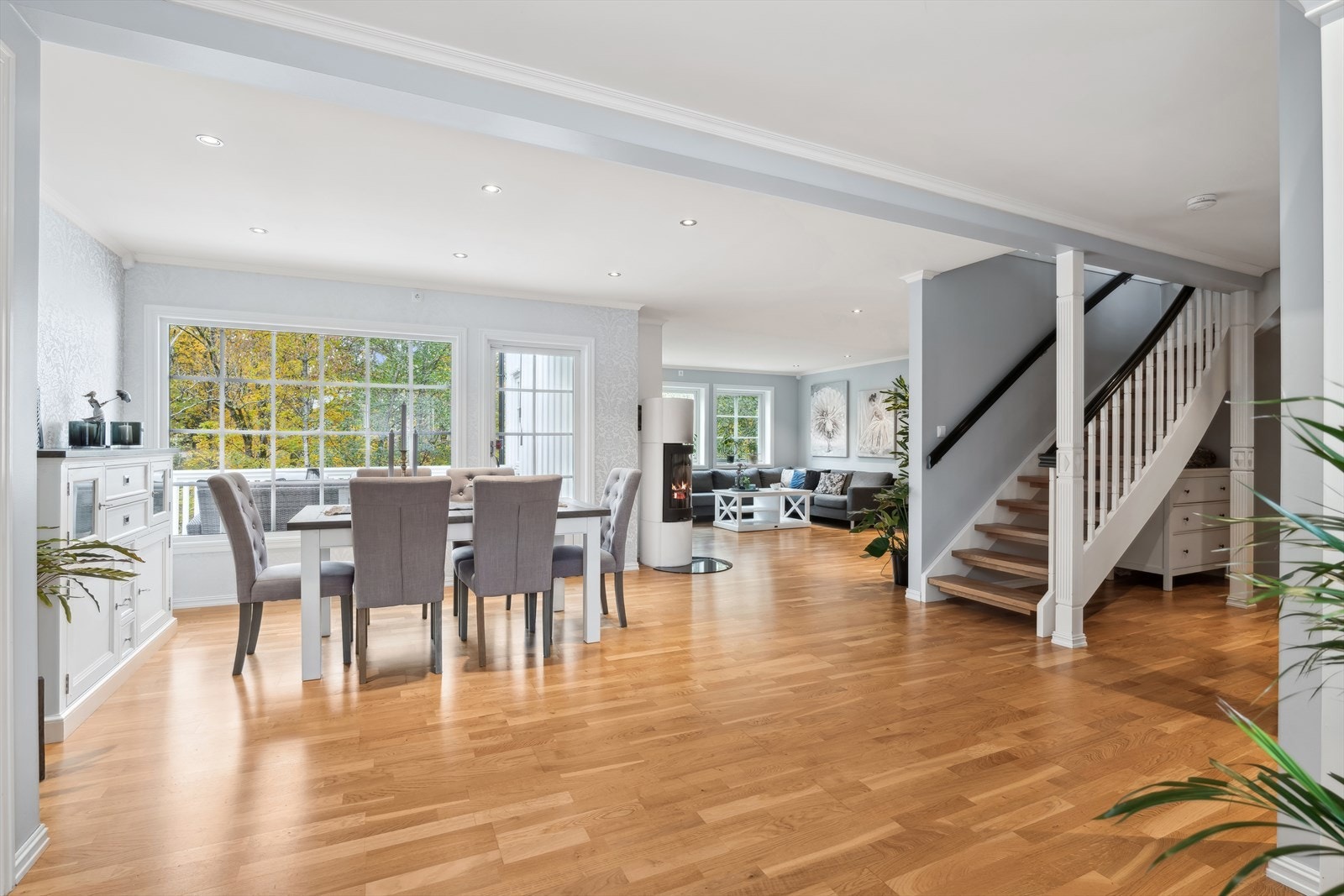 Stor og åpen stue og spisestue med mange møbleringsmuligheter. Galleribilde