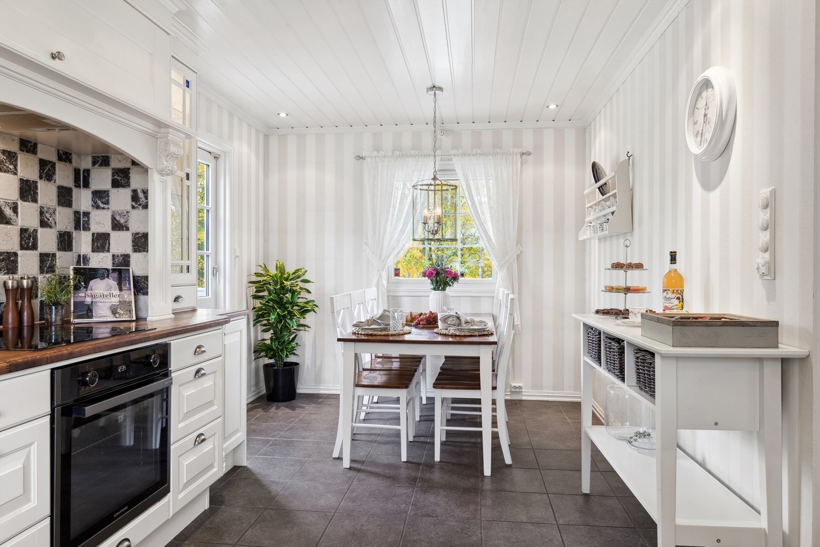 Det er god plass til spisebord for hverdagslige måltider. Galleribilde