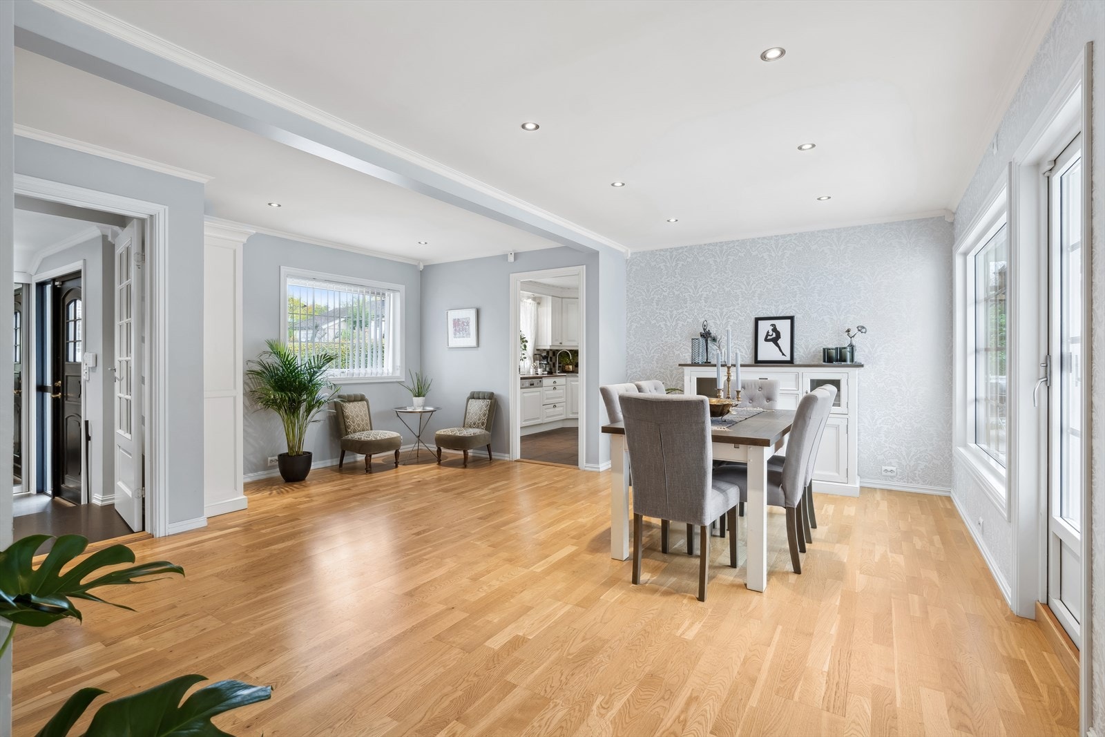 Her kan en innrede med både TV-krok med tilhørende møblement, stuebord og stort spisebord. Galleribilde