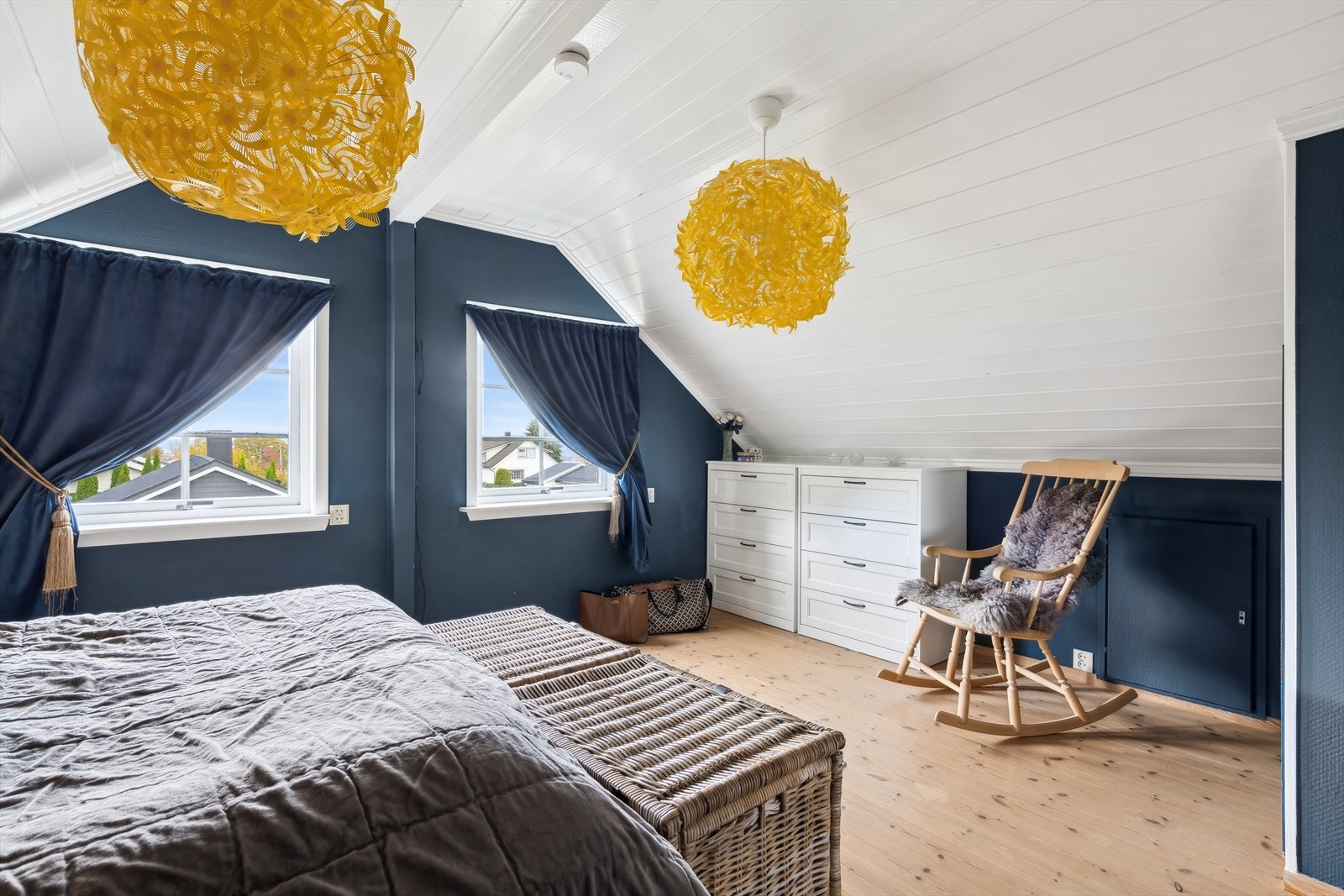 Dette rommet kan enkelt deles inn i 2 rom, slik at boligen totalt kan oppnå 5 soverom ved enkle grep. Galleribilde