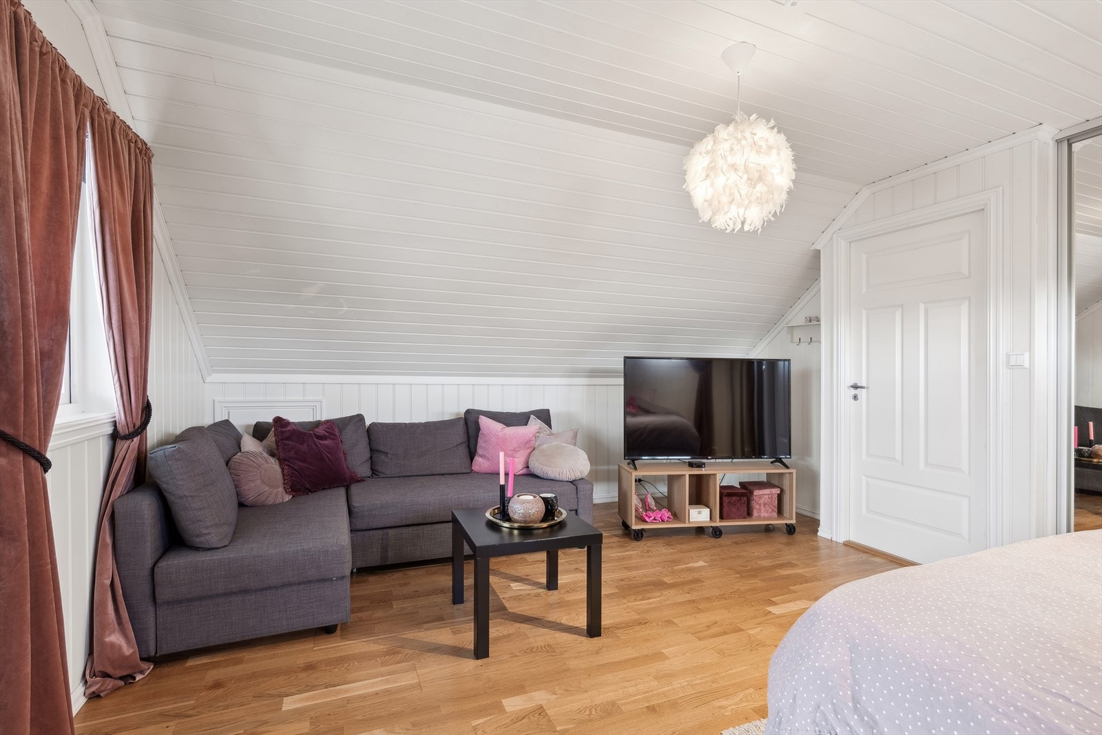 Med god plass byr anledningen seg for innredning med TV, sofa og kontorpult. Her kan hele familien innrede sitt eget soverom etter ønske! Galleribilde