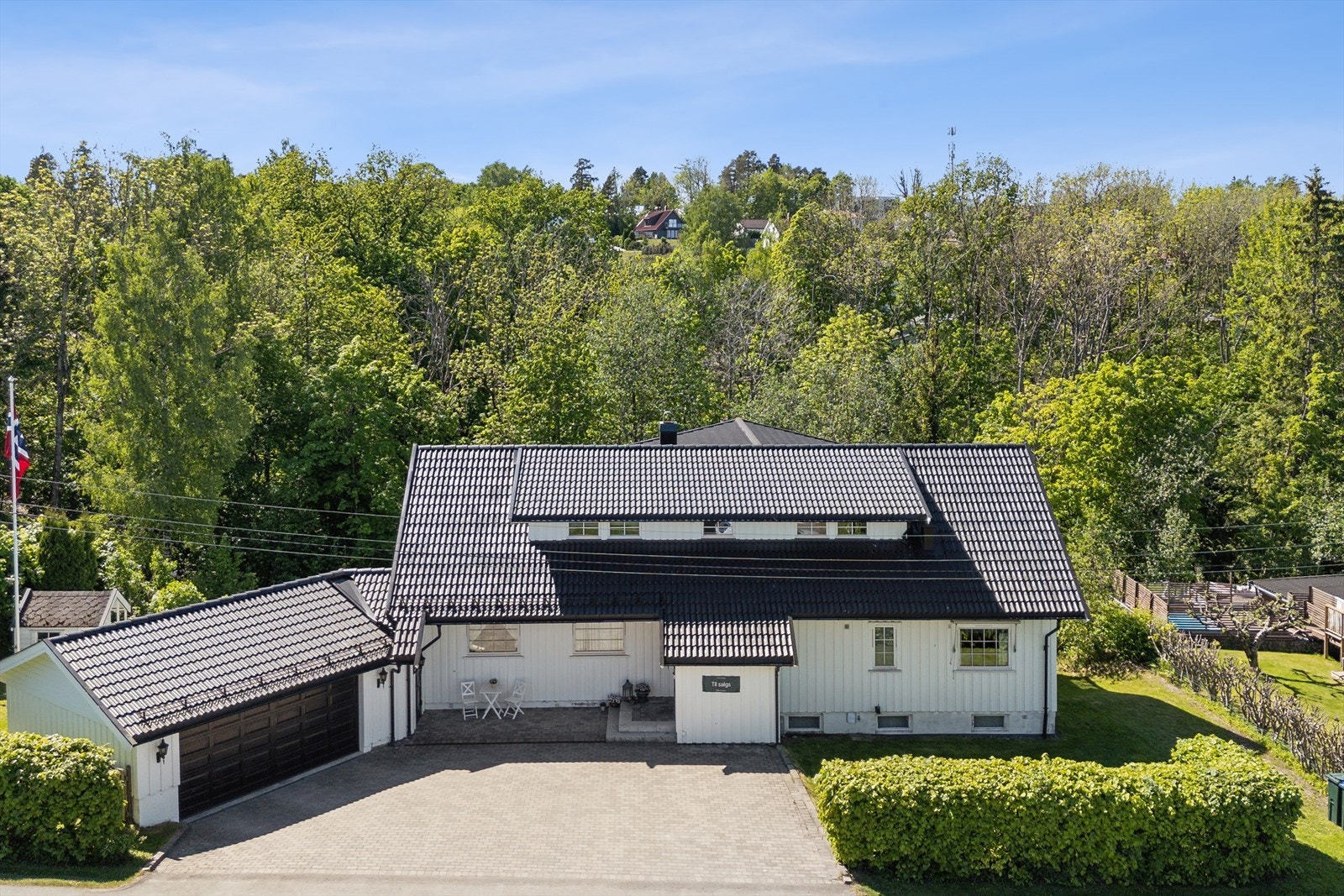 Tomten er pent opparbeidet med steinbelagt gårdsplass og en flott opparbeidet hage med boltreplass for hele familien. Galleribilde