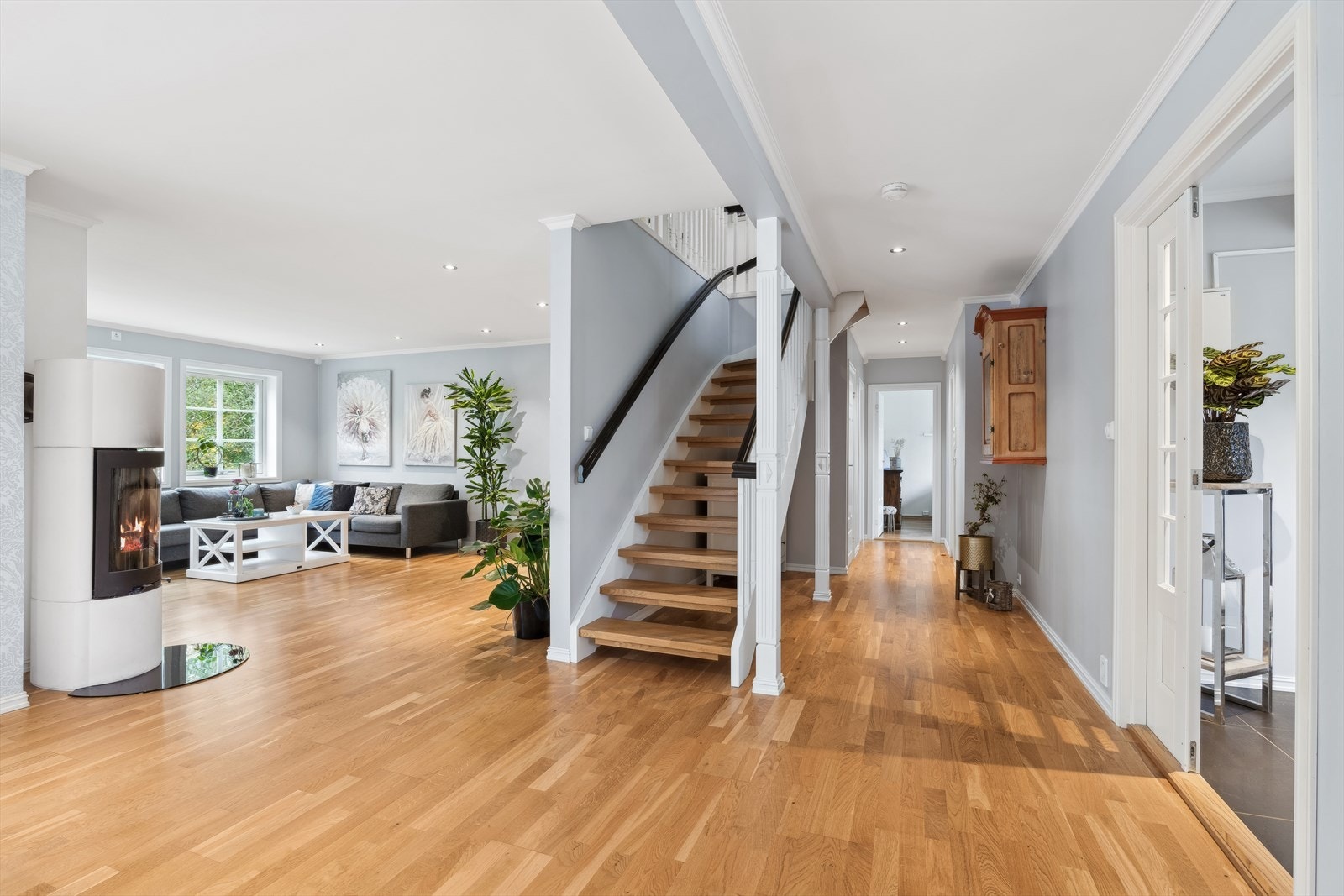 Det er pent parkettgulv og spotbelysning i taket som gir rommet en lys og behagelig atmosfære. Galleribilde