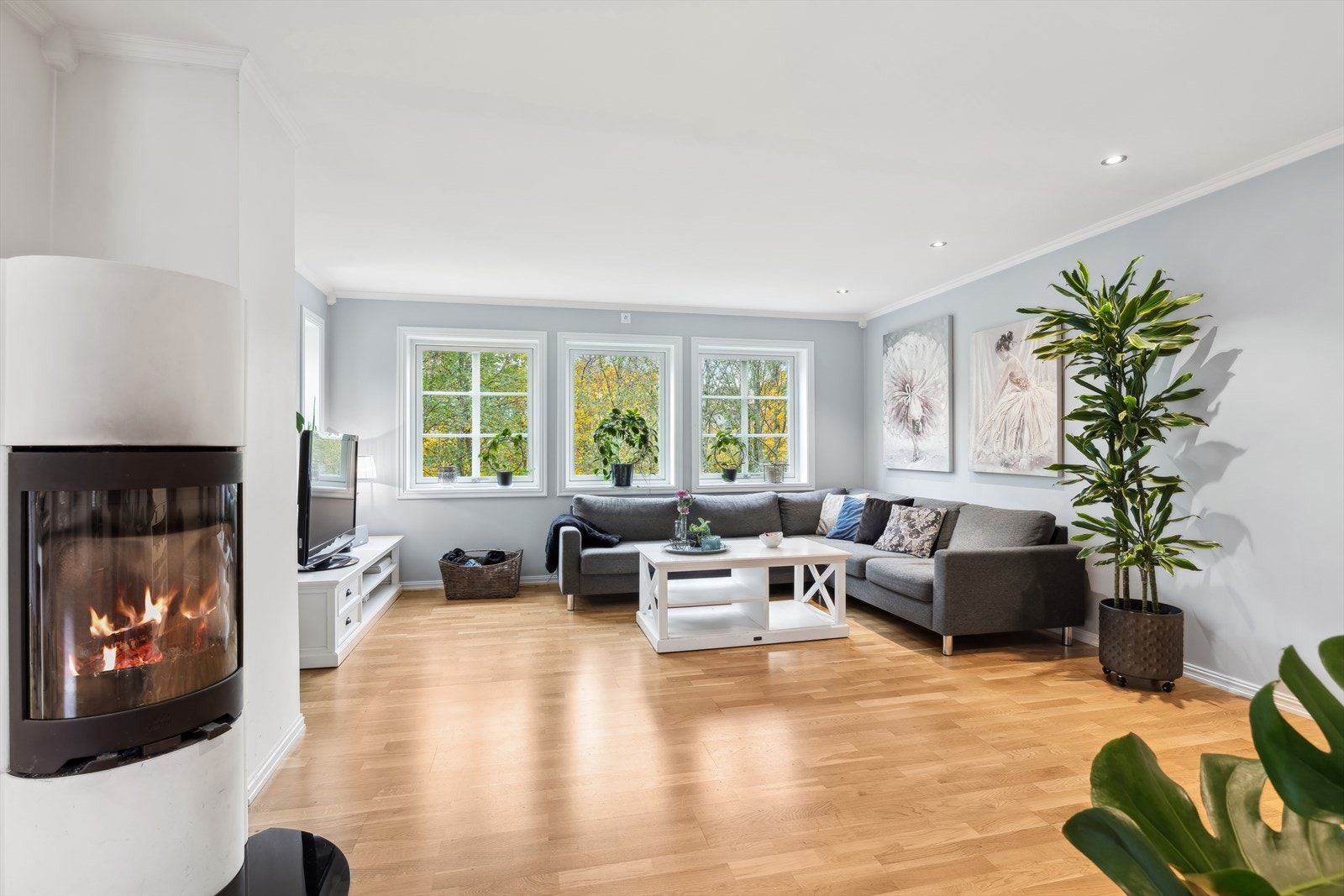 Stuen blir på bakgrunn av sin gode planløsning og utforming et sosialt samlingsted for venner og familie. Galleribilde