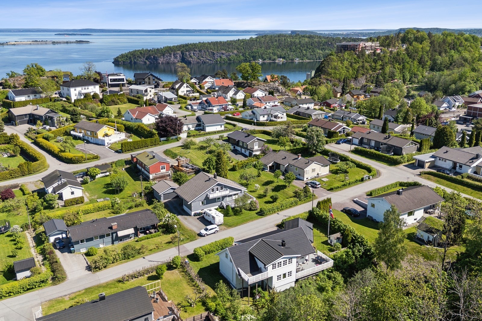 Det er en meget pent opparbeidet selveiertomt på hele 1323 kvm med romslig hage, steinbelagt gårdsplass, flotte uteplasser og fine solforhold. Galleribilde