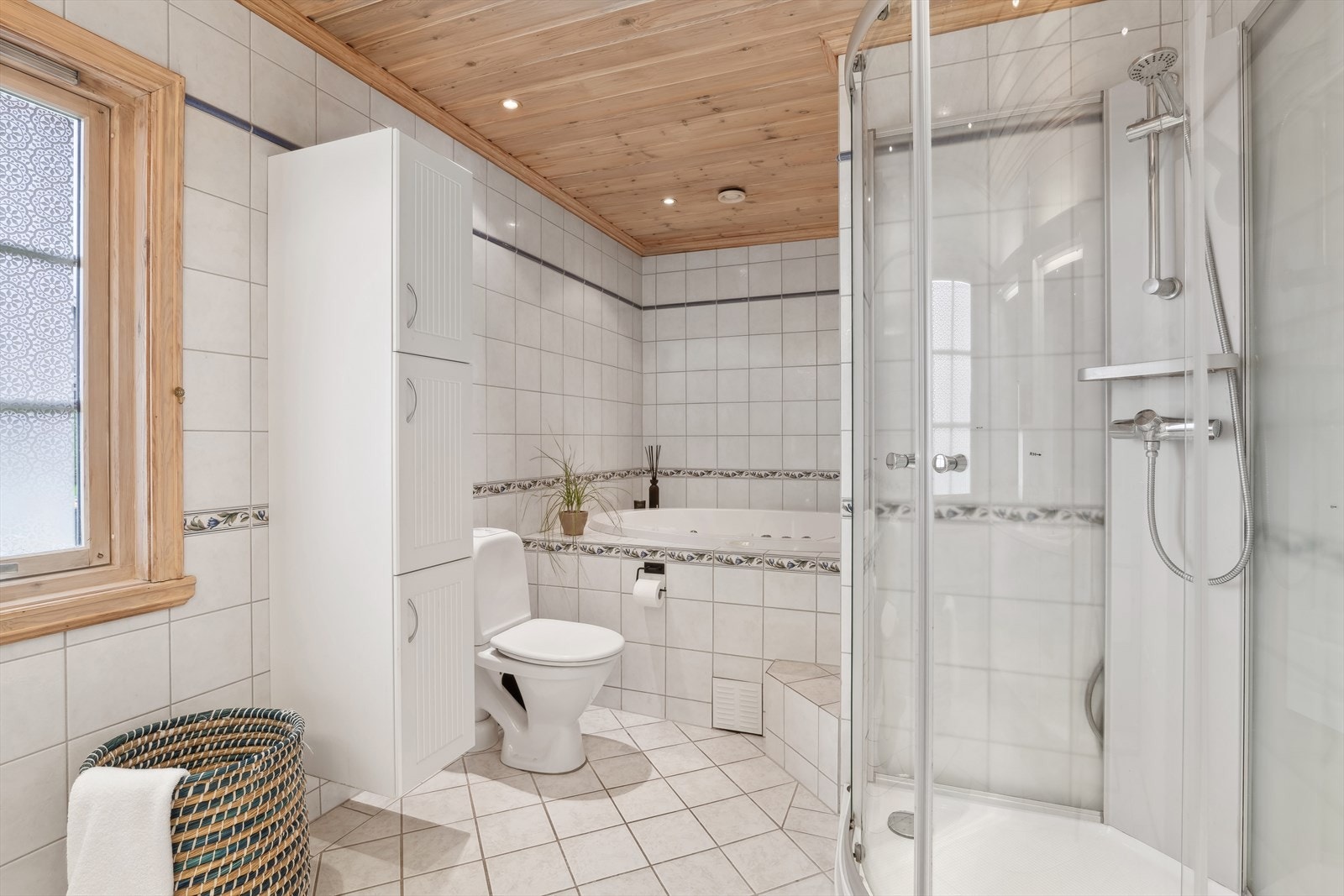 Badet er innredet med en romslig baderomsinnredning med skuffeseksjon og 2 nedfelte servanter, integrert helseseksjon på vegg for oppbevaring, 2 belyste speil og skap montert på vegg for oppbevaring. Galleribilde