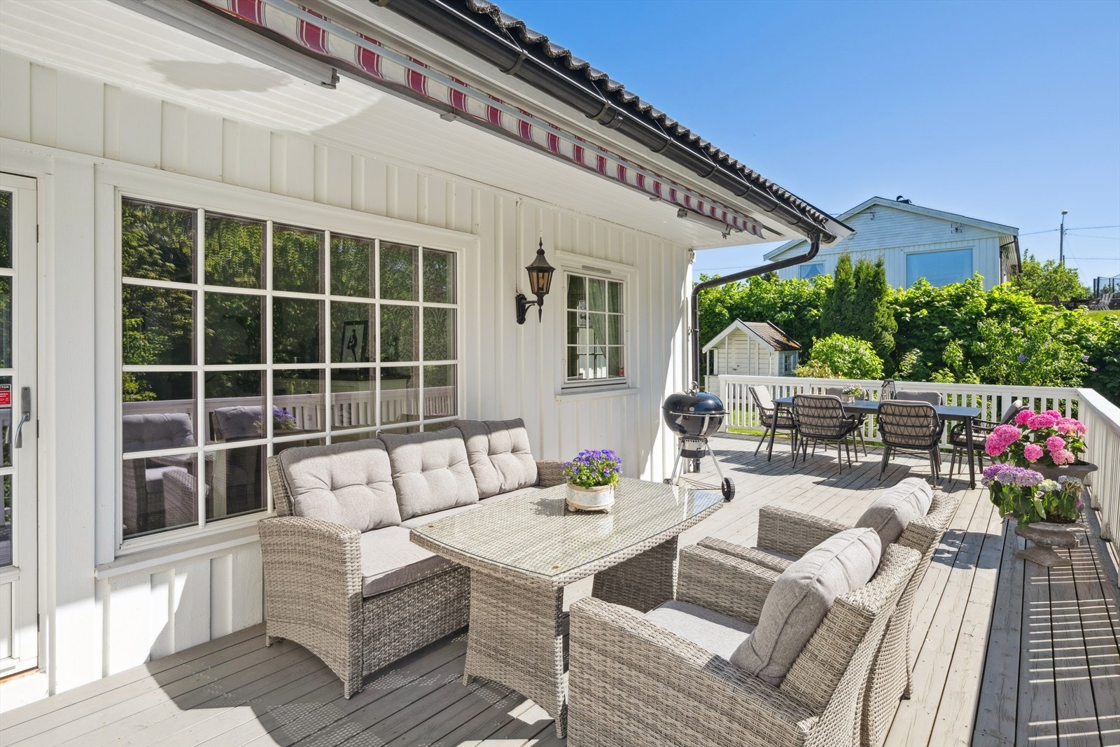 Terrasseområdet er bygget med gjennomtenkte løsninger, har montert markise, er på hele 40m2 og har videre trappeadkomst til hageområdet. Galleribilde