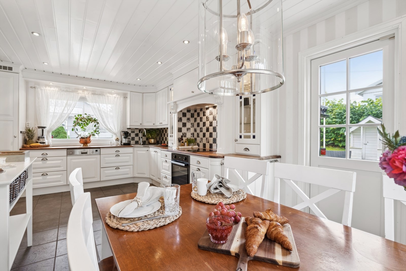 Kjøkkenet blir et naturlig samlingspunkt for familien i hverdagen. Galleribilde