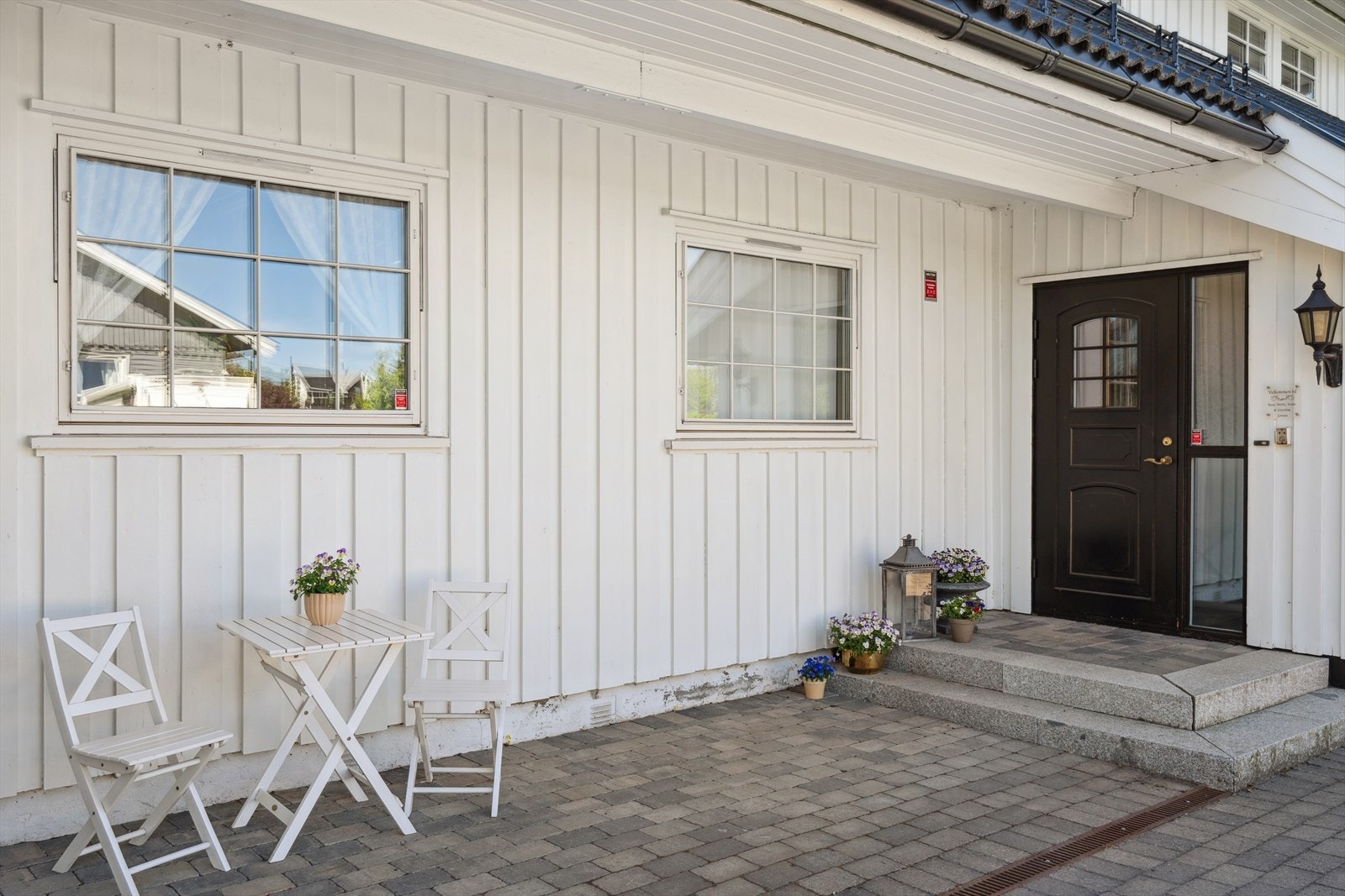 Boligen gir et meget godt førsteinntrykk med overbygget inngangsparti med fin belysning. Galleribilde