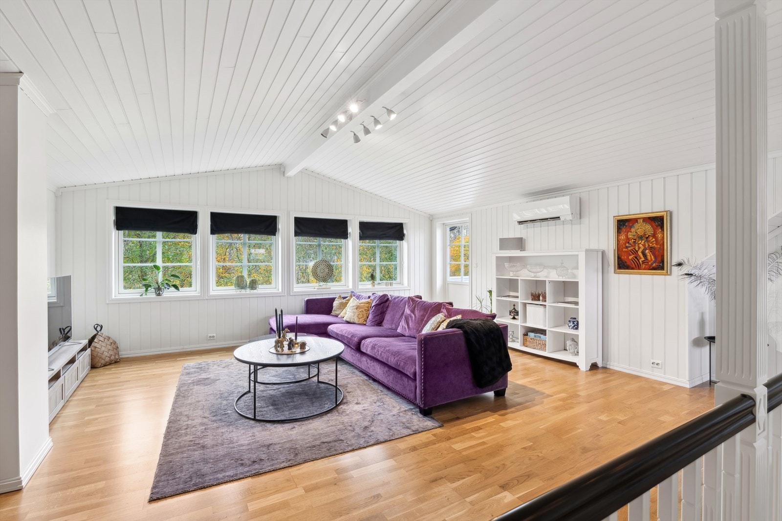 I forbindelse med trapperom til boligens andre etasje finner vi en praktisk og særdeles stor loftstue, perfekt for de minste i familien eller når den voksne skal se fotballkamp i helgene i ro og mak. Galleribilde