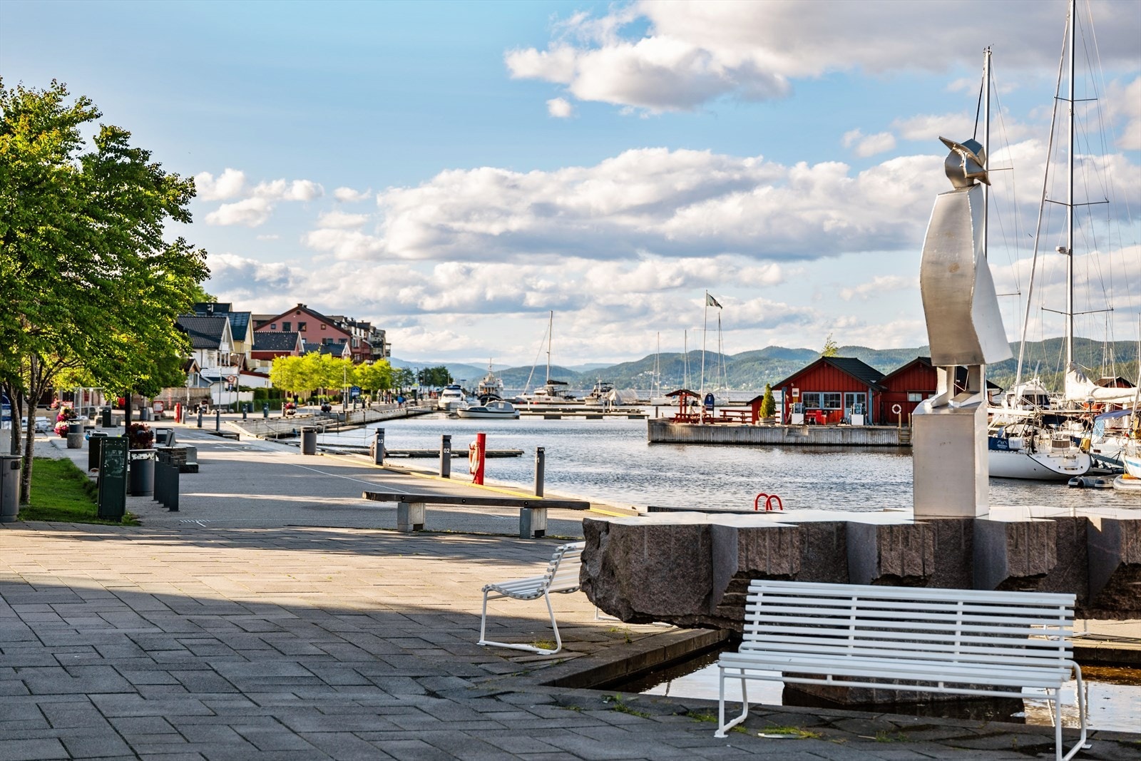 Holmestrand byr på en flott sommeridyll med badestrender og båthavn. Galleribilde