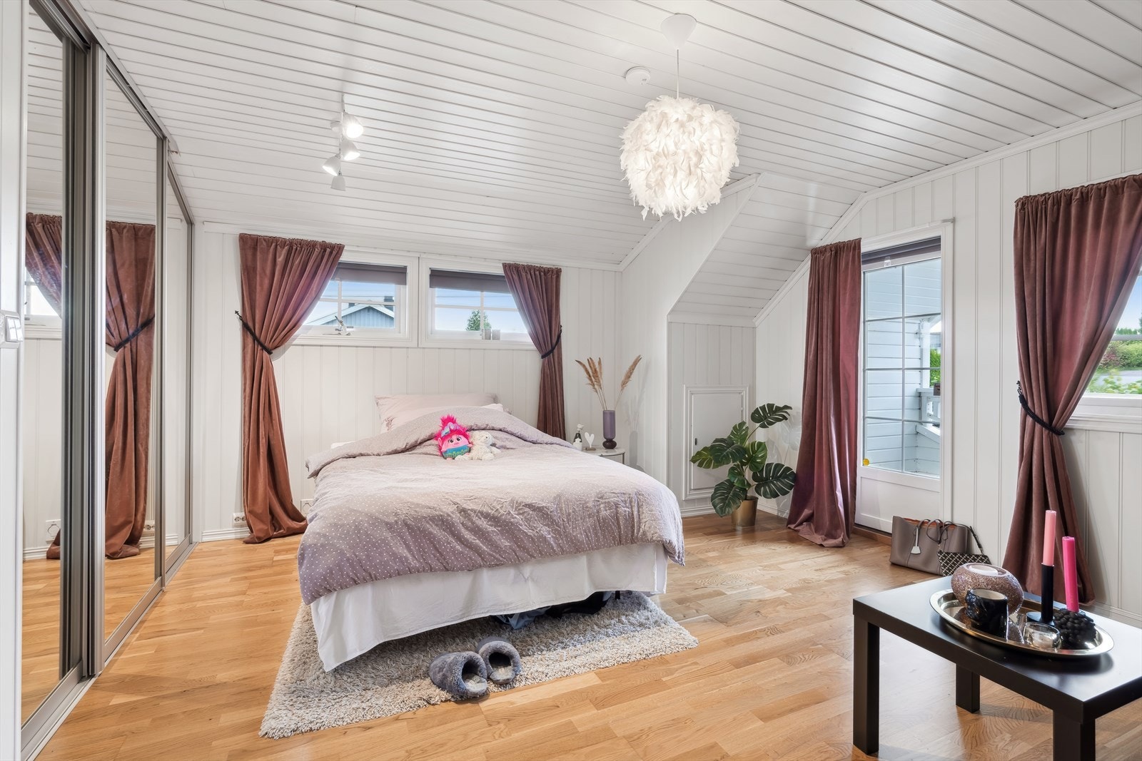 Rommet har per i dag montert en stor skyvedørsgarderobe for oppbevaring. Galleribilde