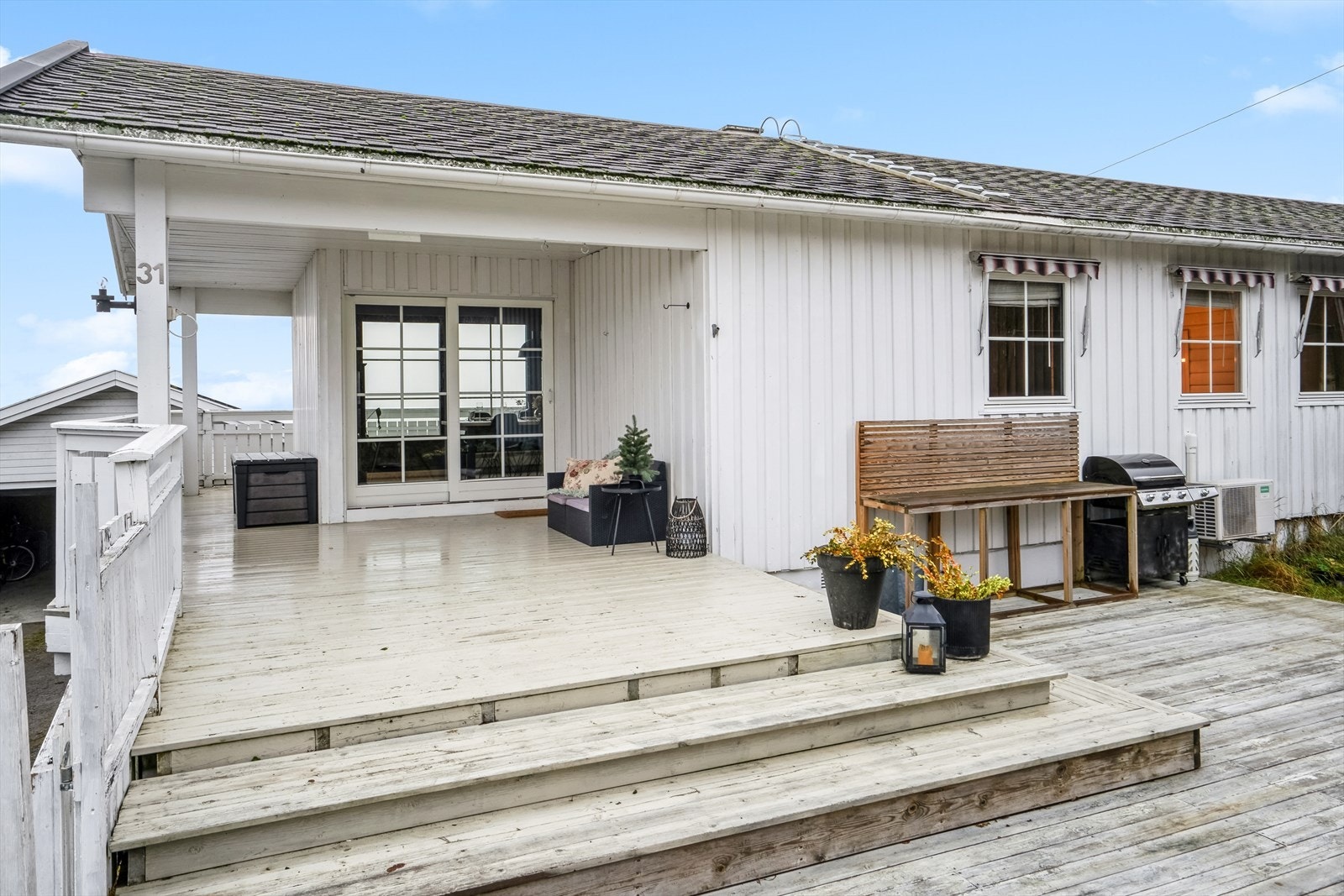 Terrassen er delvis overbygget, og her er det mulighet for å skape flere hyggelige soner. Galleribilde