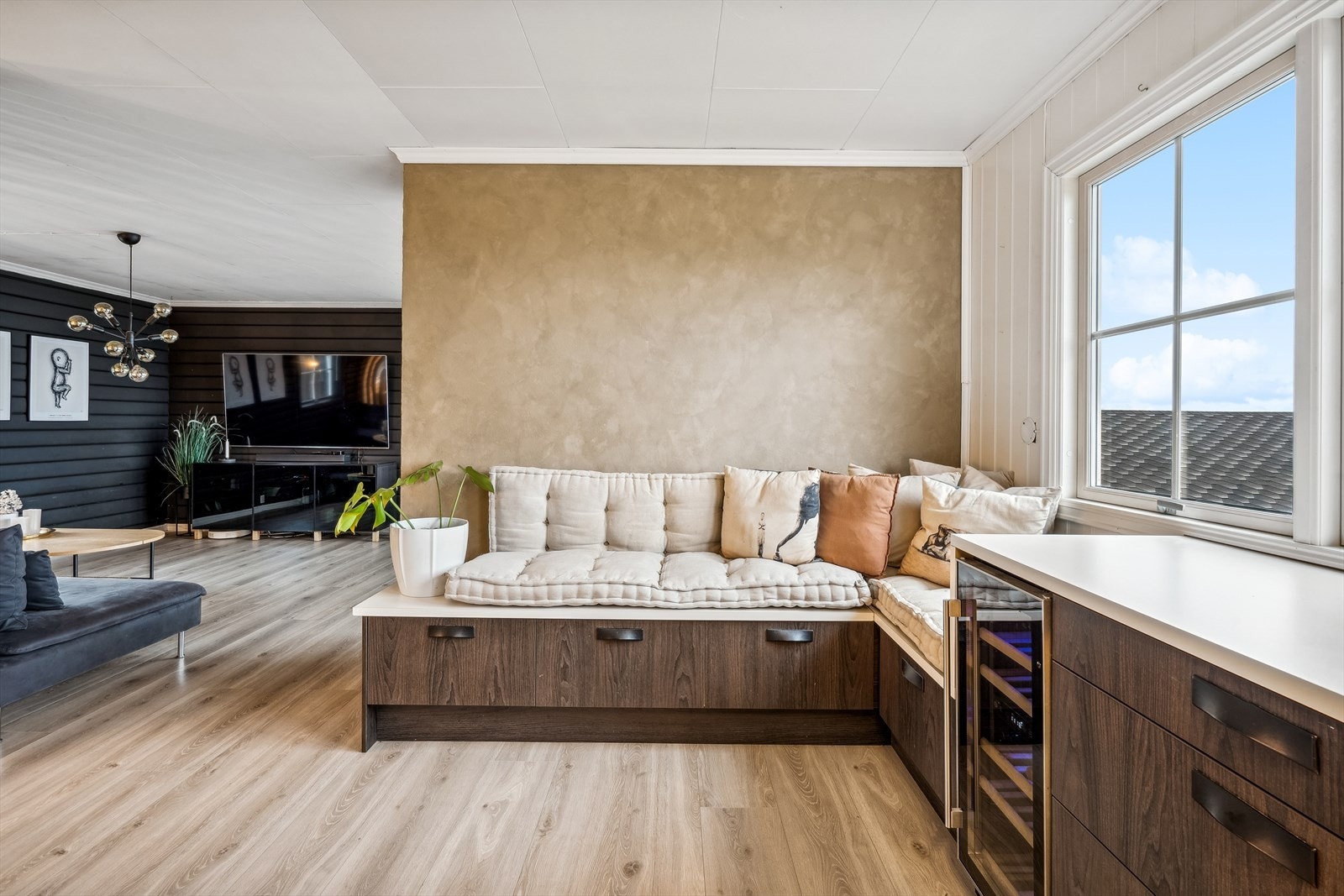 I forlengelse av kjøkkenbenken er en smart sittebenk med oppbevaring under. Her er det plass til et lite bord. Galleribilde