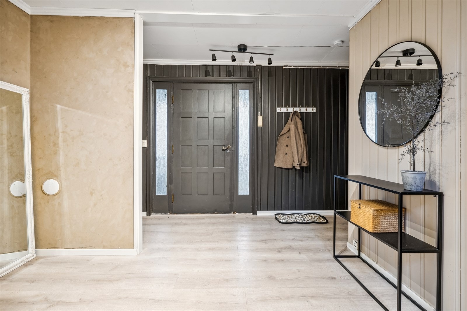 Romslig gang og hall. Galleribilde