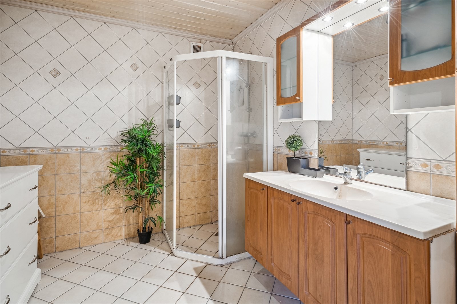 I underetasjen er et romslig, flislagt bad fra 2004. Galleribilde