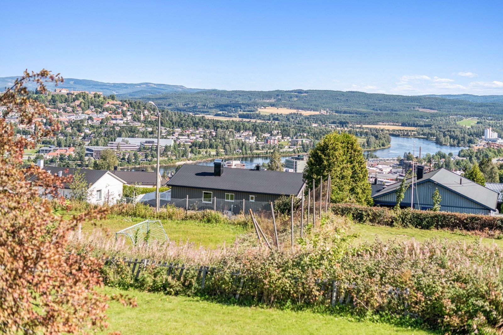 Eiendommen har flott utsikt. Tomten grenser til friareal på nedsiden. Galleribilde