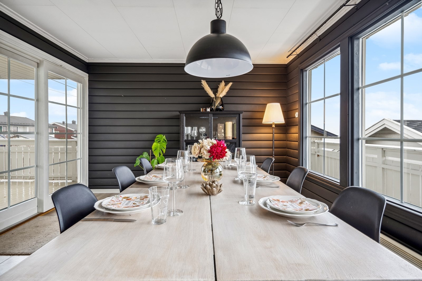 Fra stuen er det utgang til terrassen som strekker seg på tre sider av huset. Galleribilde