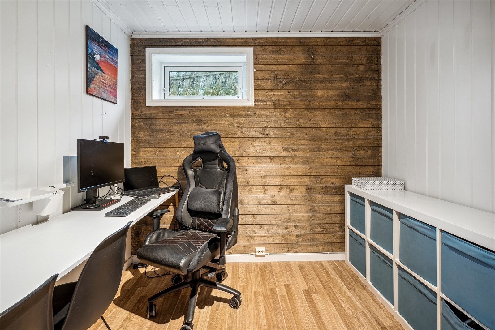 Innenfor kjellerstuen er et kontor/hobbyrom (ikke godkjent som soverom). Galleribilde