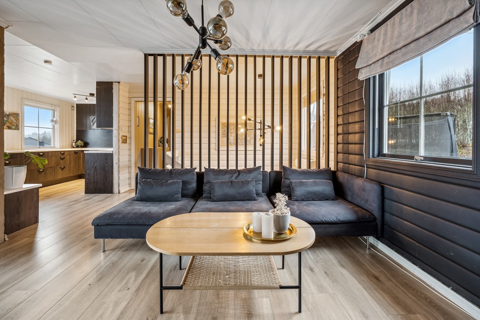 På hovedplan finner vi husets hjerte; stue og kjøkken i åpen løsning. Galleribilde