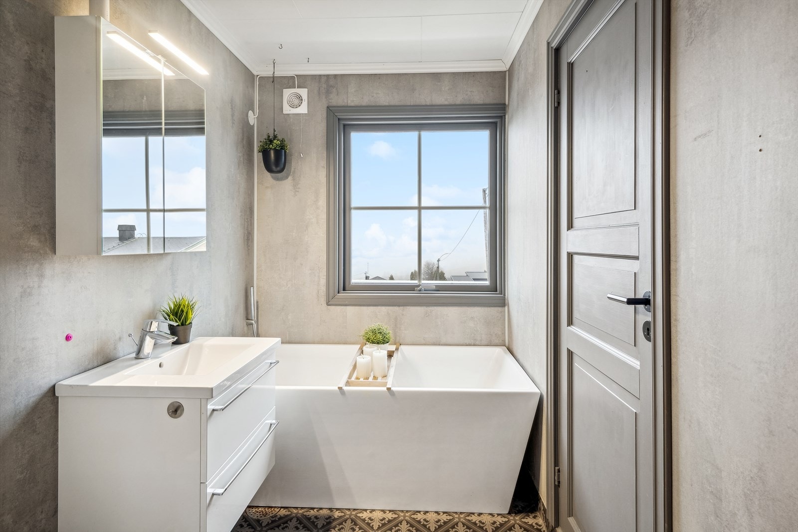 Pent bad i 1. etasje fra 2019, med vinylbelegg på gulv og våtromsplater på vegger. Galleribilde