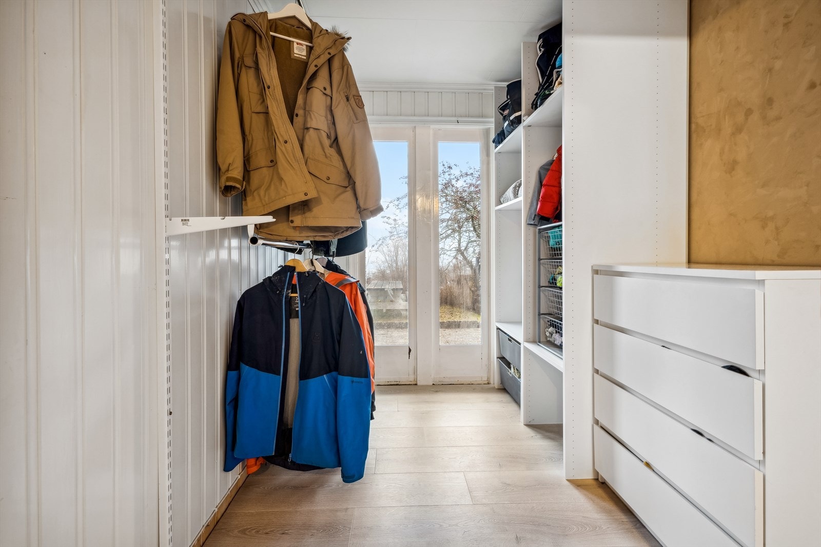 I tilknytning til hallen er et garderoberom. Galleribilde
