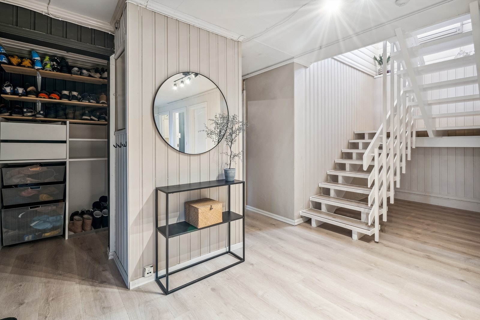 Praktisk nisje med garderobeinnredning. Galleribilde