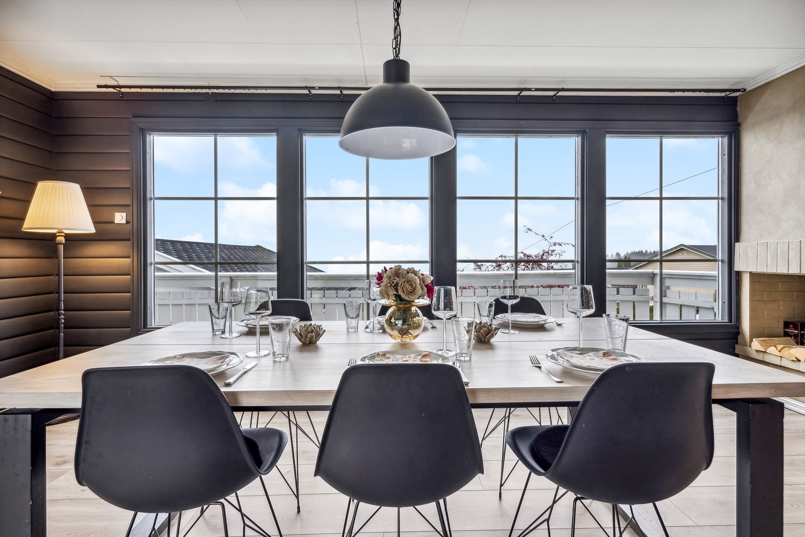 I stuen er er det en peis med innsats. Store vinduer mot utsikten. Galleribilde