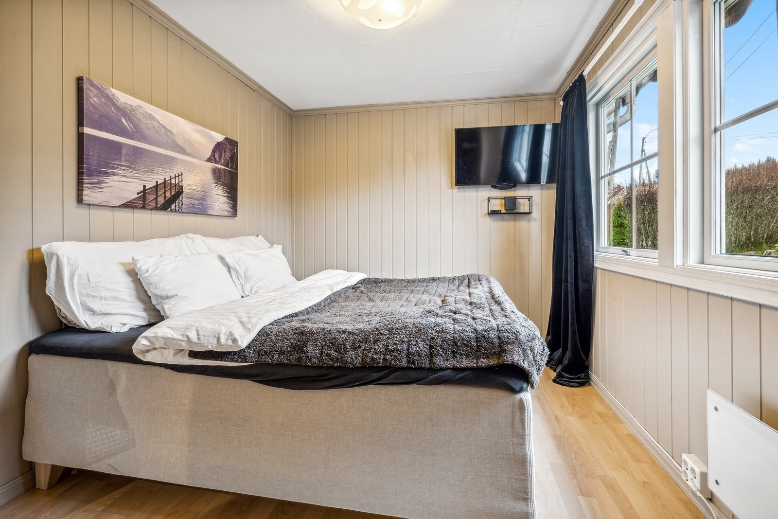 Det er tre soverom i 1. etasje, som alle har plass til dobbeltseng. Her er soverom 1. Galleribilde